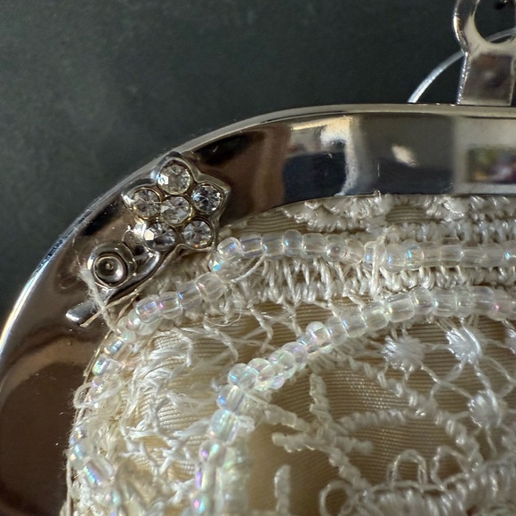 💰3 items for $12!-Elegant Cream Lace Clutch - Picture 5 of 12
